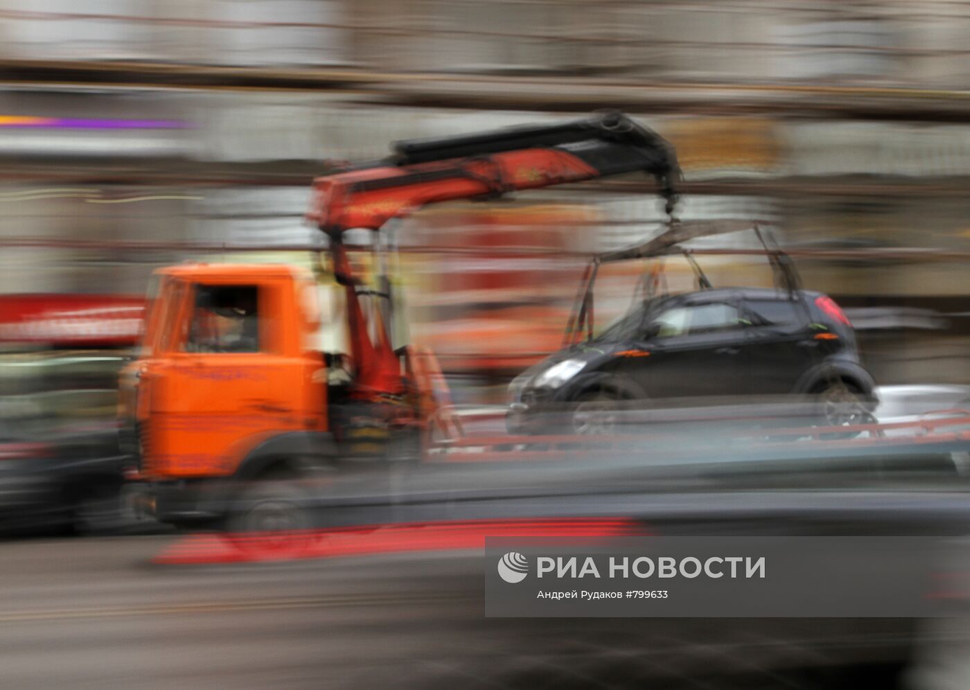 Эвакуация автомобиля на Тверской улице в Москве