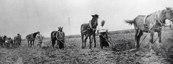 Весенняя вспашка колхозного поля