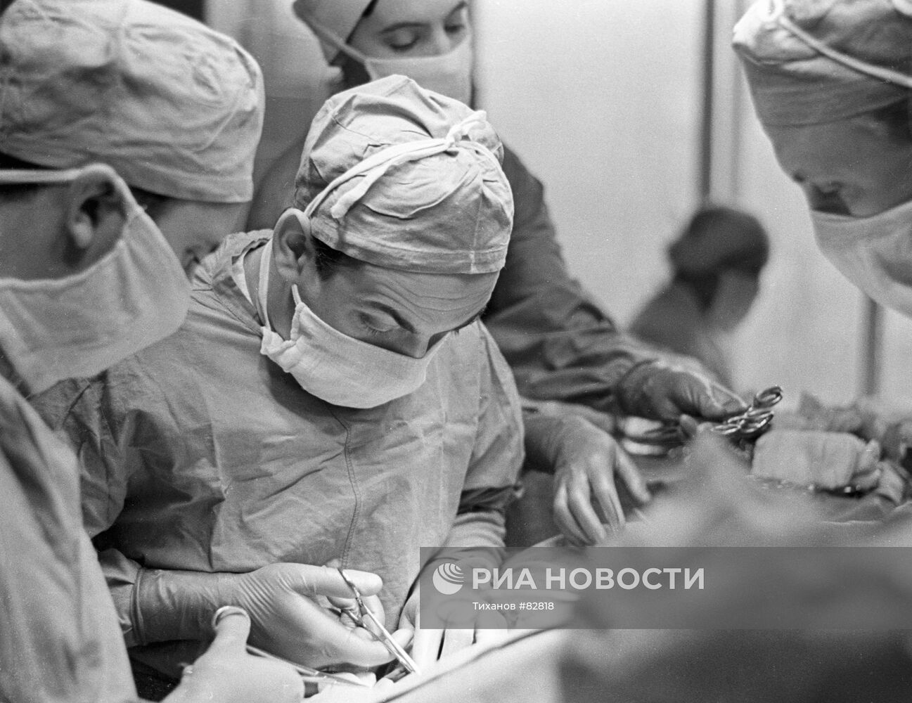 Профессор Глеб Соловьев ведет операцию на сердце