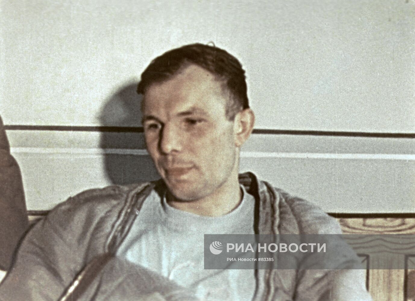 Первый в мире космонавт Юрий Гагарин после приземления