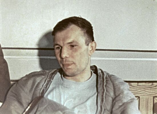 Первый в мире космонавт Юрий Гагарин после приземления