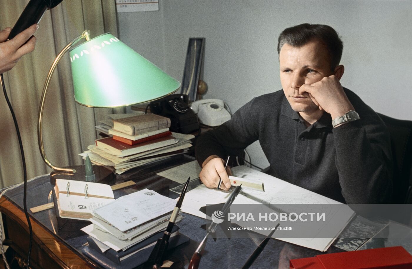Юрий Гагарин дома в рабочем кабинете