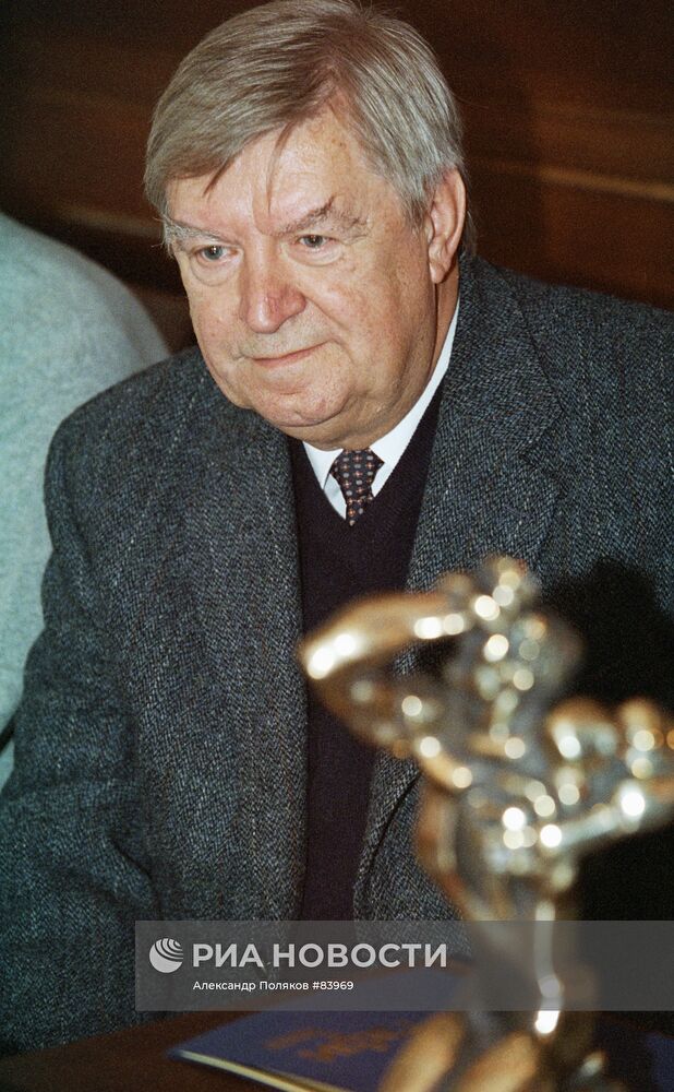 ЛЕВ НИКОЛАЕВ