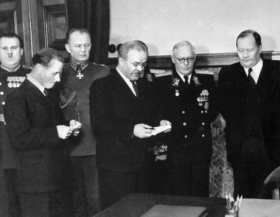 Вячеслав Молотов на церемонии подписания Договора о дружбе, сотрудничестве между СССР и Финляндией.