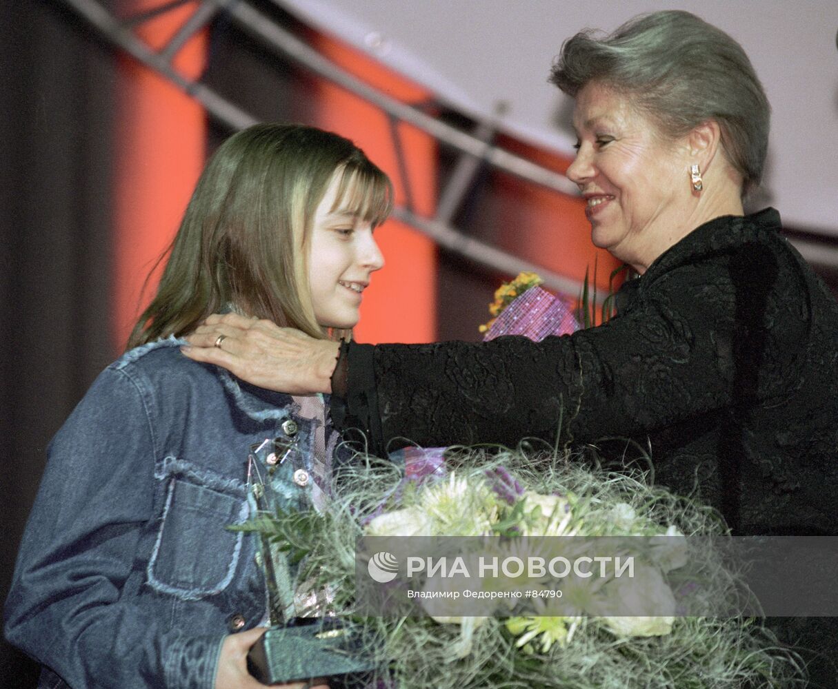 Гимнастка Лариса Латынина поздравляет юную гимнастку Анну Павлову