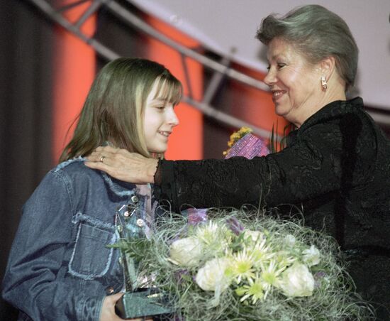 Гимнастка Лариса Латынина поздравляет юную гимнастку Анну Павлову