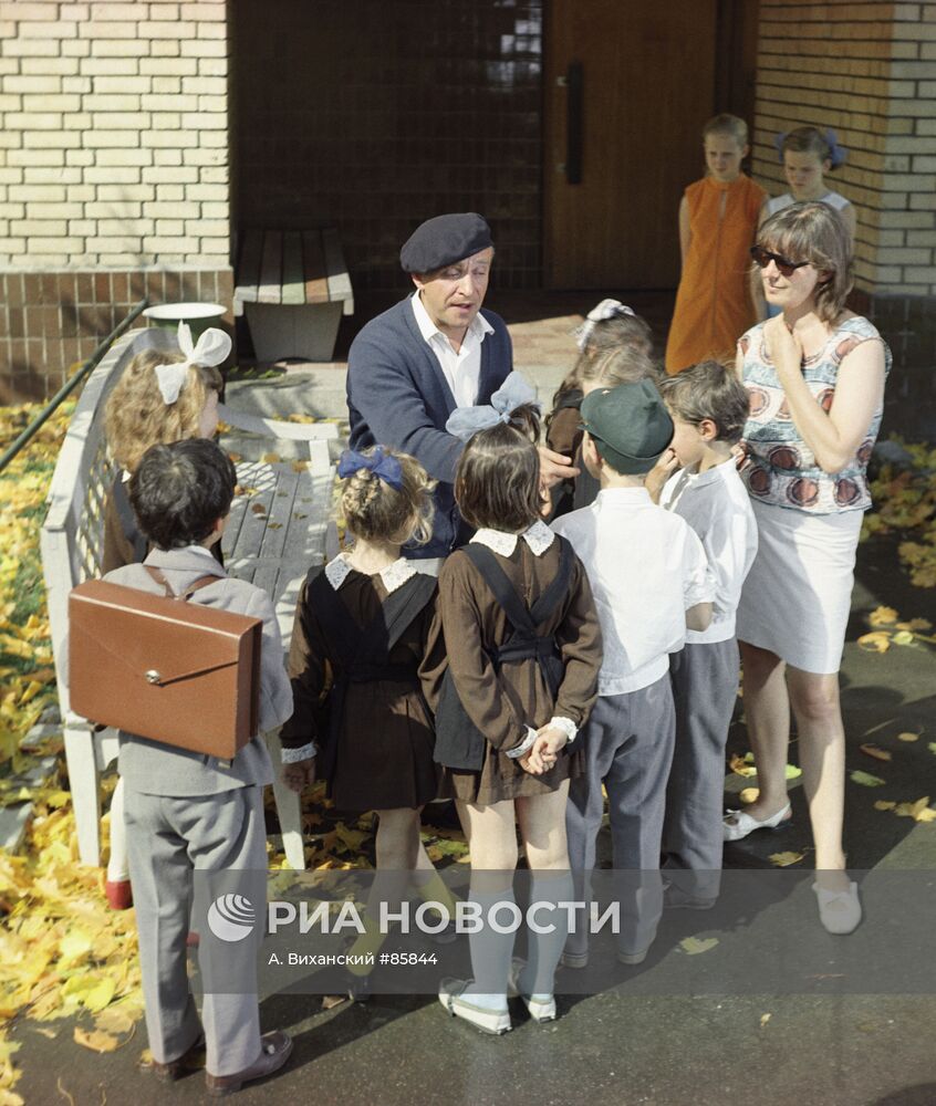 Ролан Быков и дети-актеры на съемках фильма "Внимание, черепаха!"