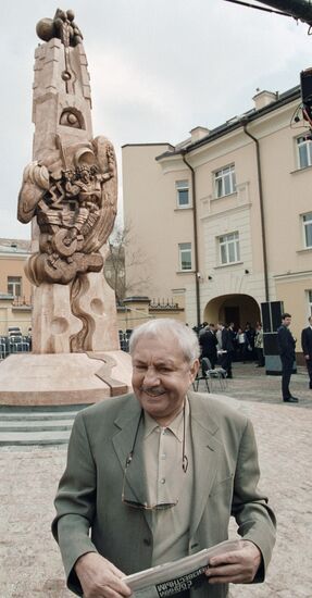 Скульптор Эрнст Неизвестный у своего монумента "Возрождение"