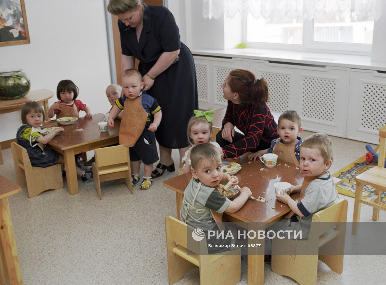 Дети завтракают в детском саду