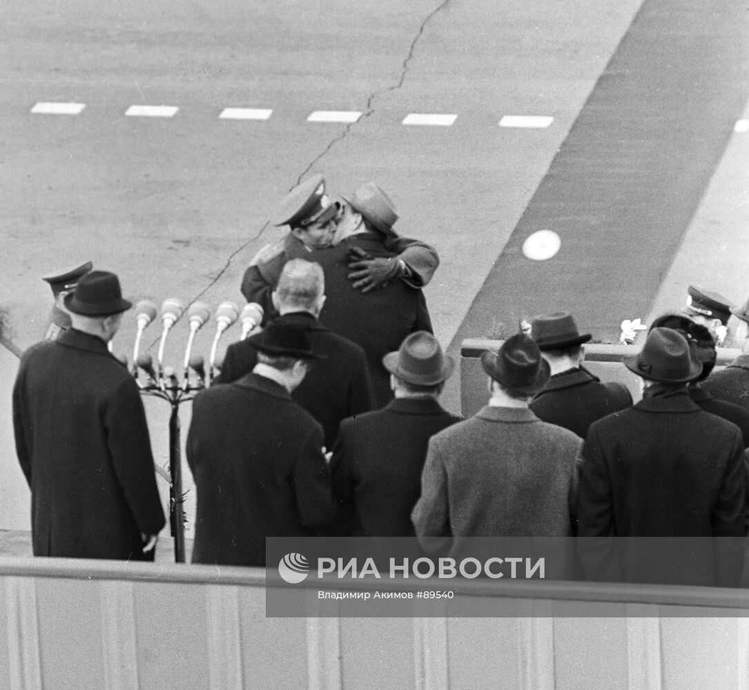 Георгий Береговой и Леонид Брежнев
