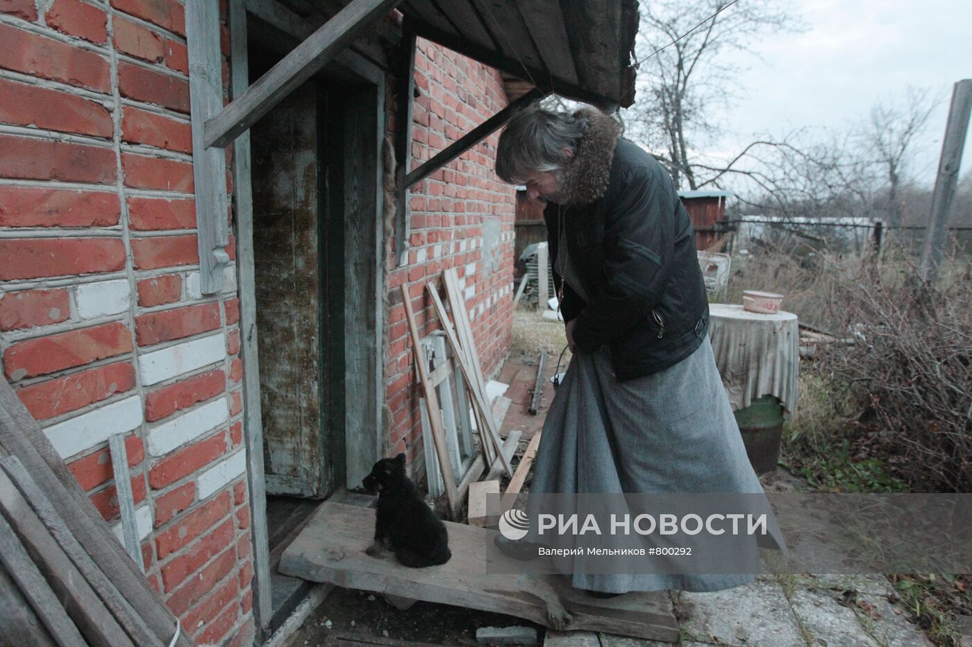 Отец Роман заходит в свой дом | РИА Новости Медиабанк