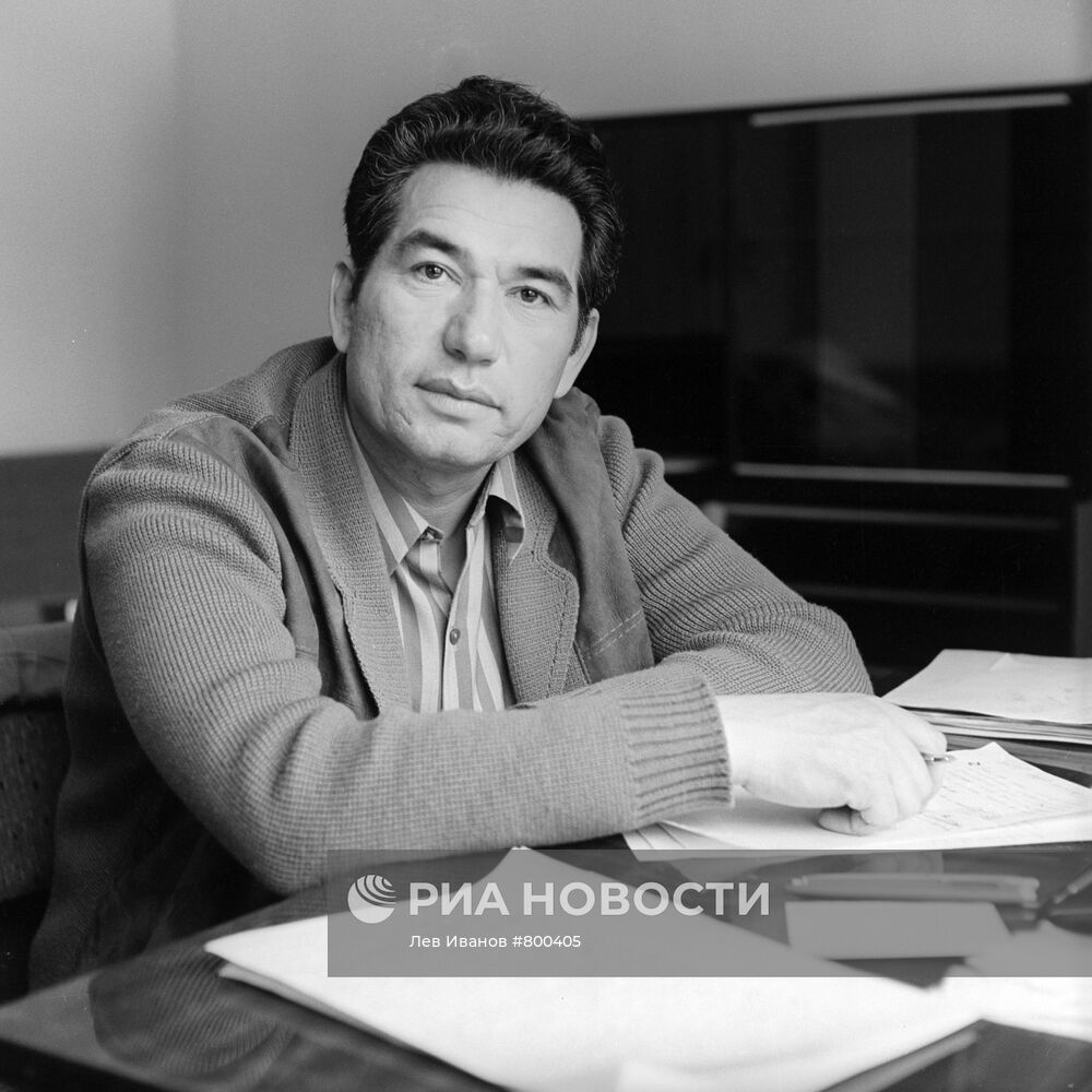 Писатель Чингиз Айтматов