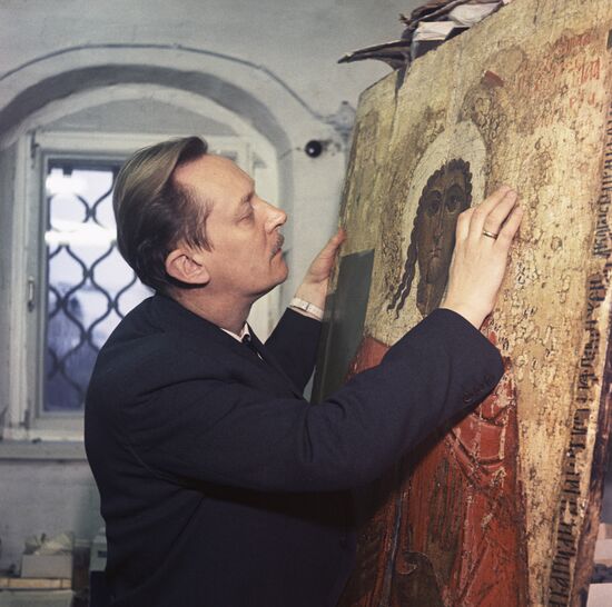 Виктор Филатов у иконы "Параскева-Пятница"