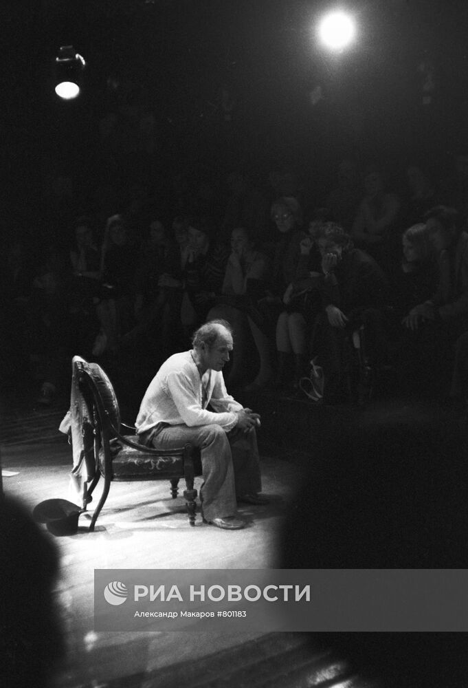 Артист Лев Дуров в спектакле "Продолжение Дон Жуана"