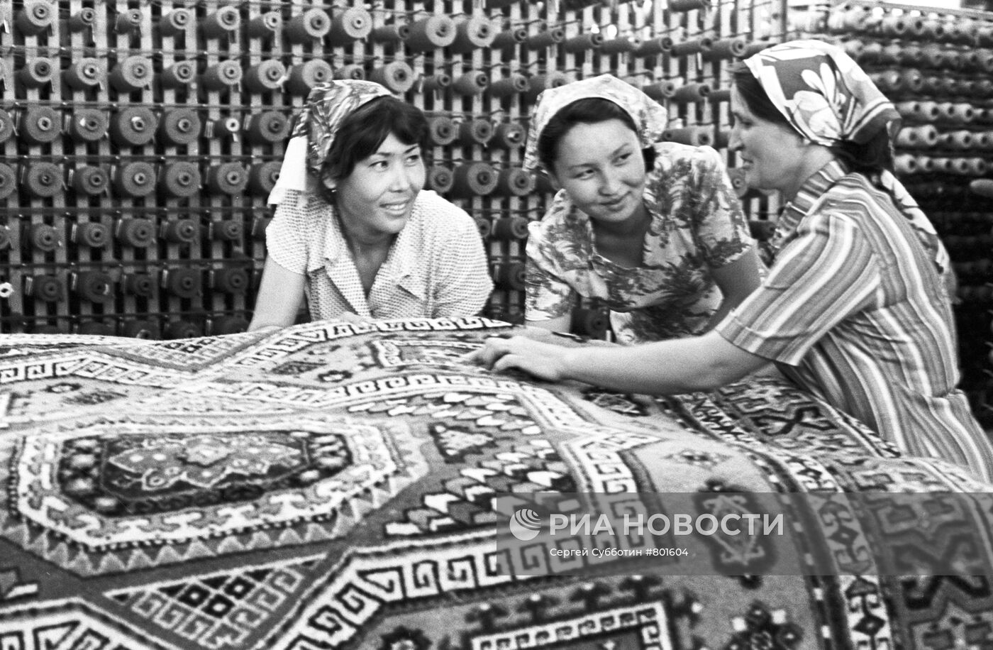 Работницы ковровой фабрики