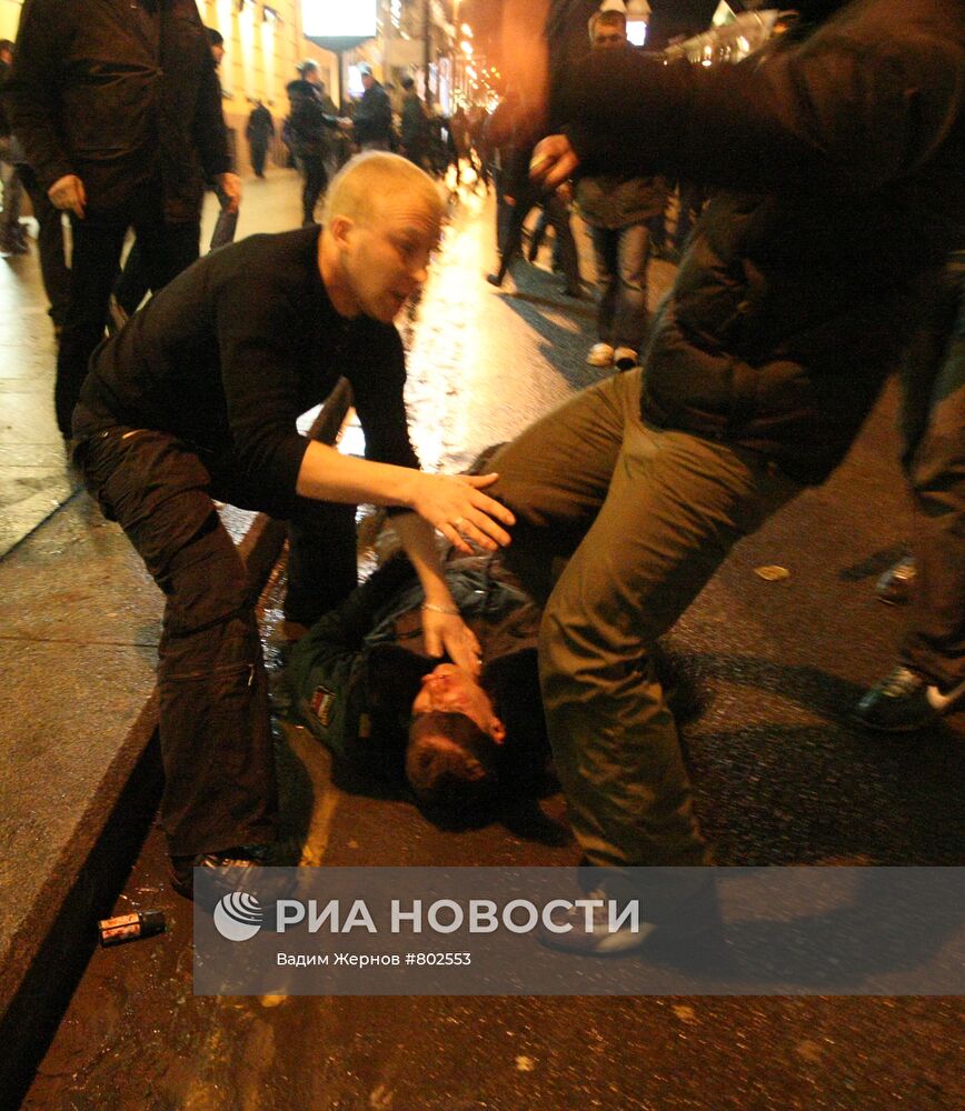 В Петербурге произошло столкновение фанатов "Зенита" с ОМОНом