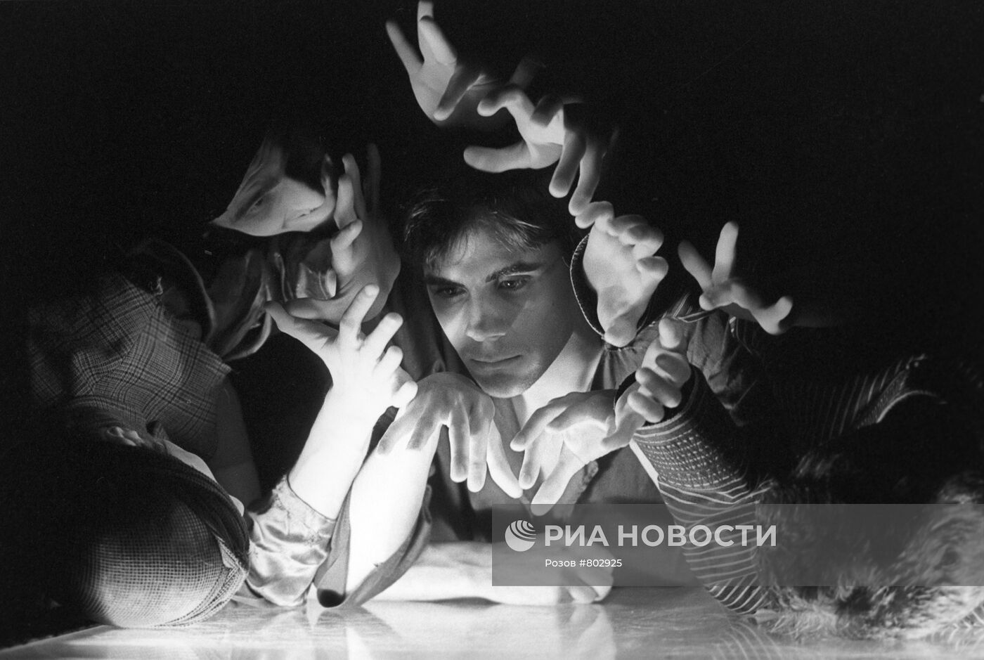 Спектакль "Приближение к Альмутасиму"