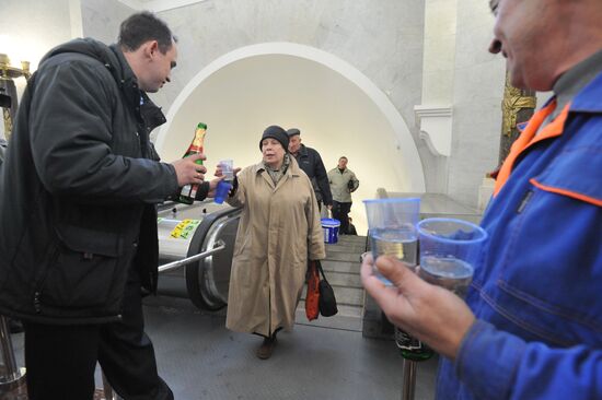 Сотрудники метрополитена угощают шампанским первых пассажиров