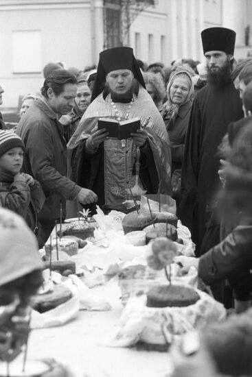 Освящение куличей во время празднования православной пасхи