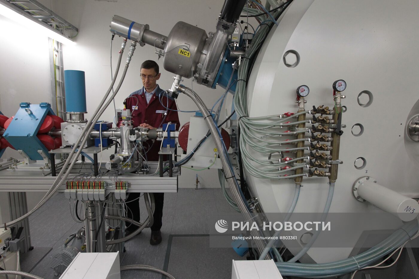 Главный инженер настраивает циклотрон МСС- 30/15