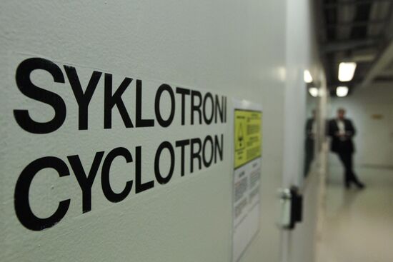 Надпись на входной двери в лабораторию, где находится циклотрон