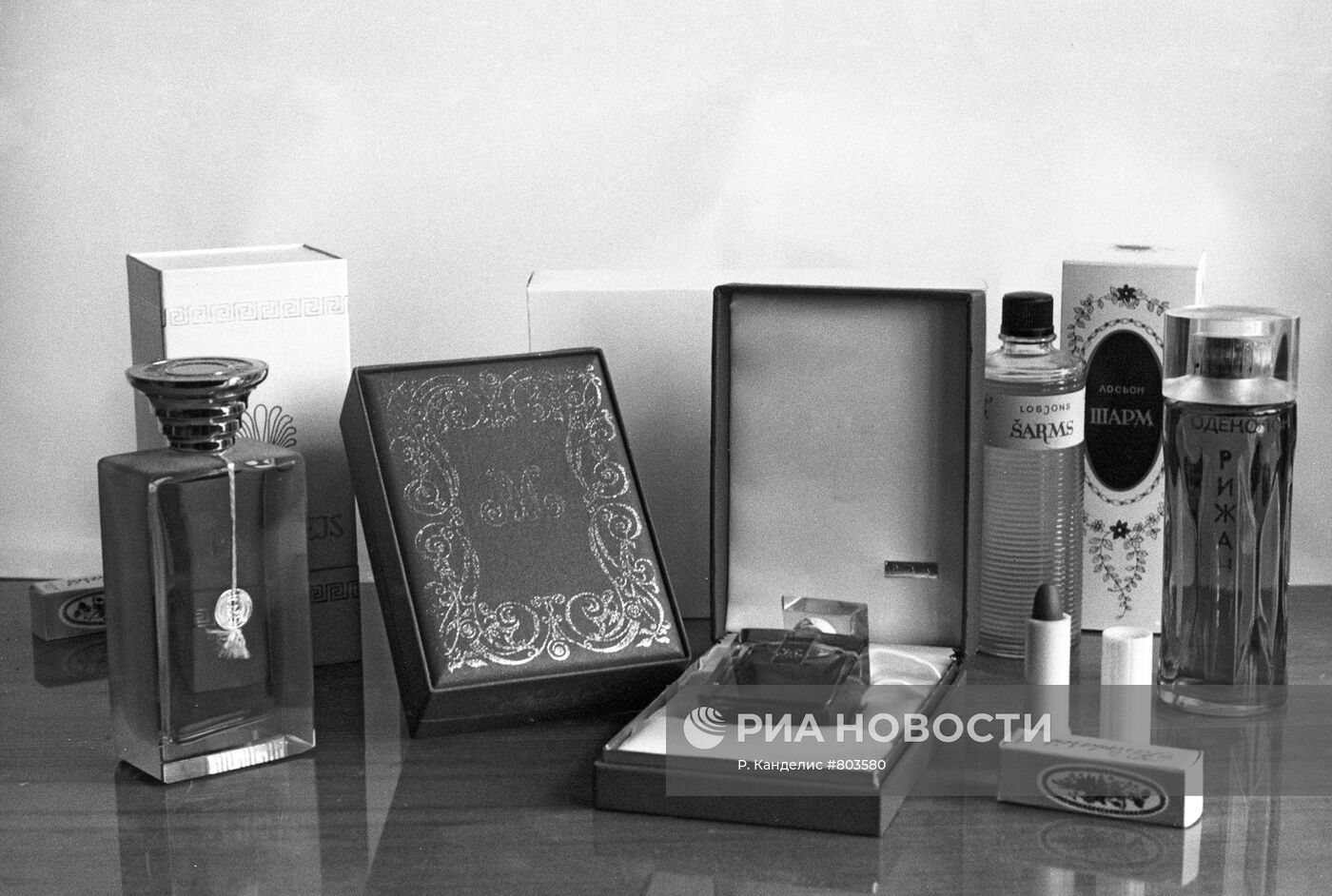 Продукция рижской парфюмерно-косметической фабрики "Дзинтарс"