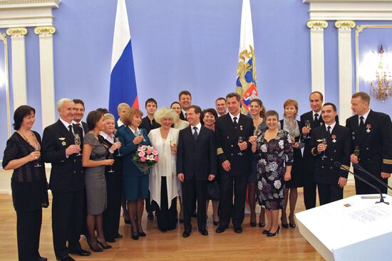 Д.Медведев наградил экипаж Ту-154