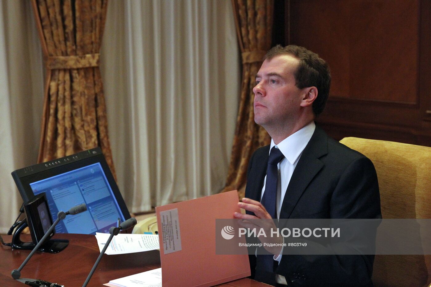 Д.Медведев провел видеоконференцию