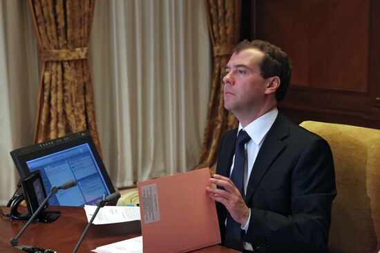 Д.Медведев провел видеоконференцию