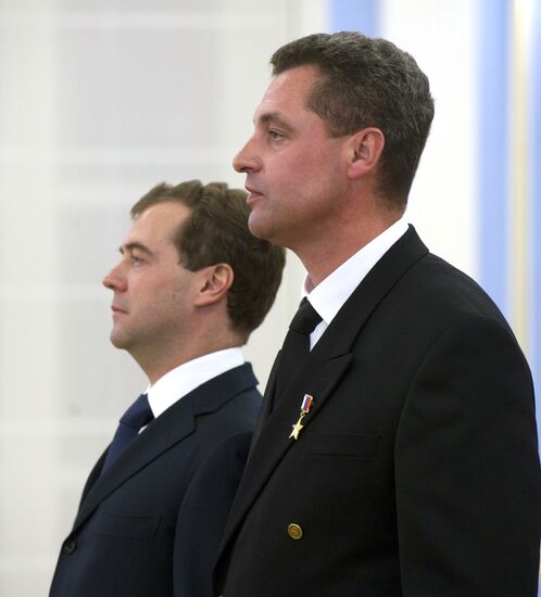 Д.Медведев наградил экипаж Ту-154