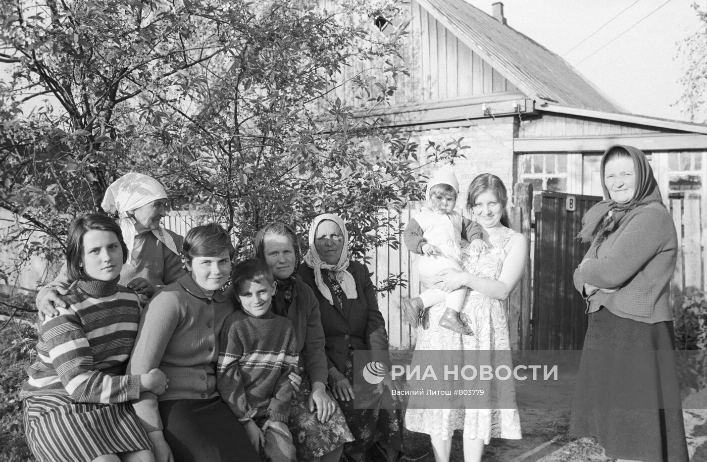 Пенсионерка М. Остринская с эвакуированными из Чернобыля