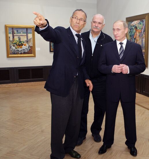 Владимир Путин посетил выставку "Петр Кончаловский"