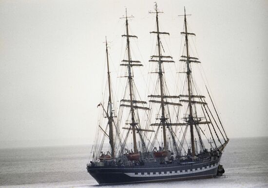 Учебное парусное судно "Товарищ"