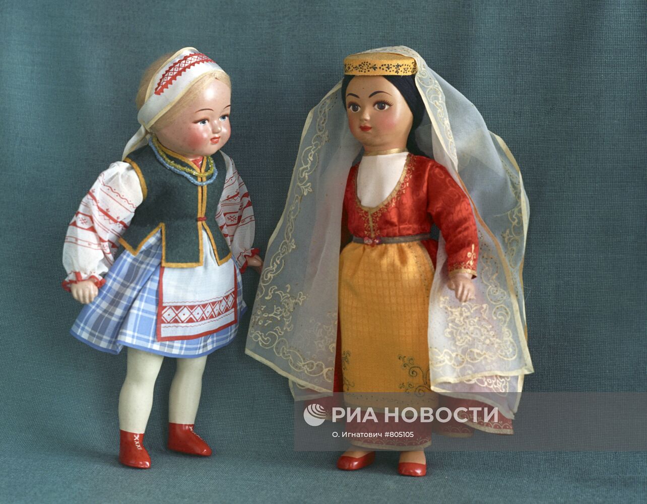 Куклы в национальных грузинском и белорусском костюмах