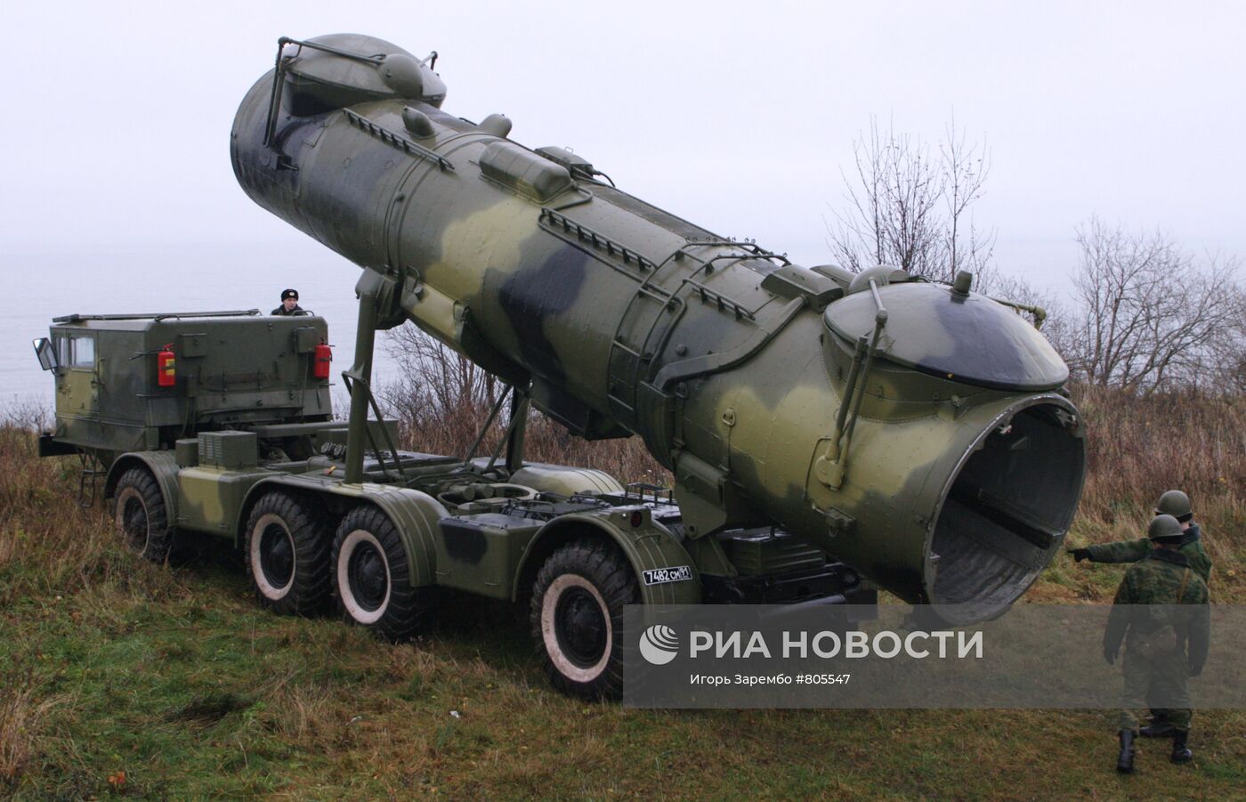 Противокорабельный мобильный ракетный комплекс "Редут" на марше