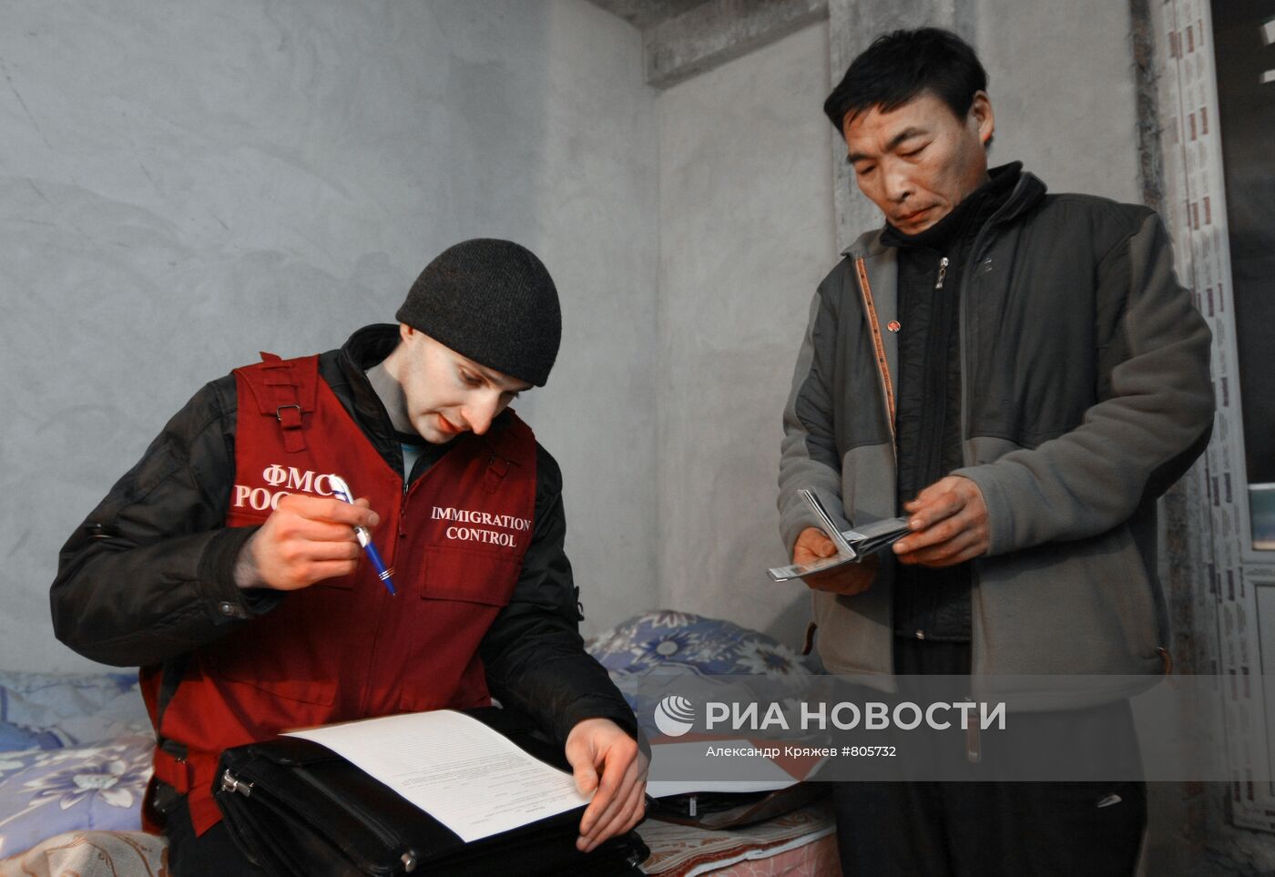 Проверка документов у работников на стройке в Новосибирске