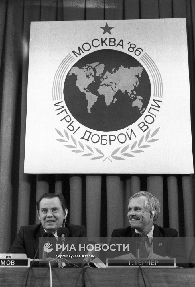 М. В. Грамов и Т. Тернер на пресс-конференции Игр доброй воли