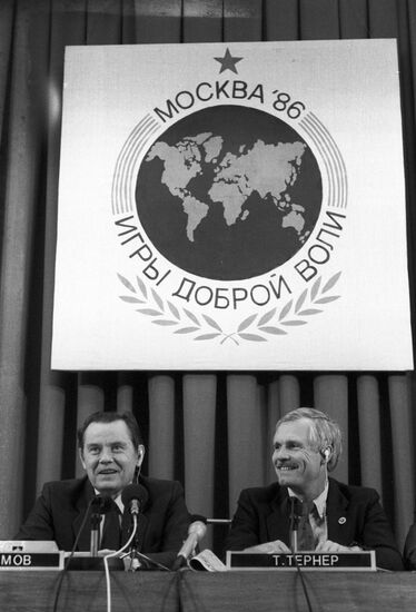 М. В. Грамов и Т. Тернер на пресс-конференции Игр доброй воли