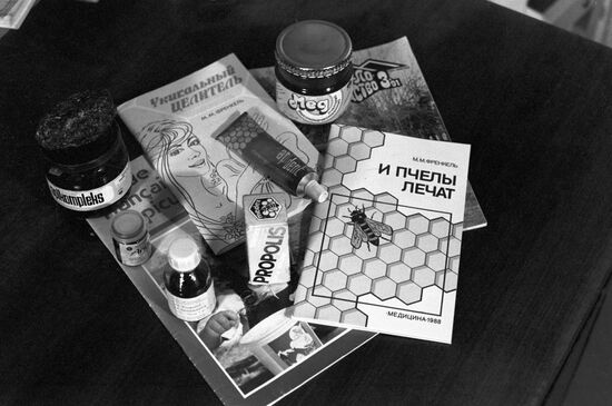 Продукты пчеловодства и пособия по лечению с помощью пчел
