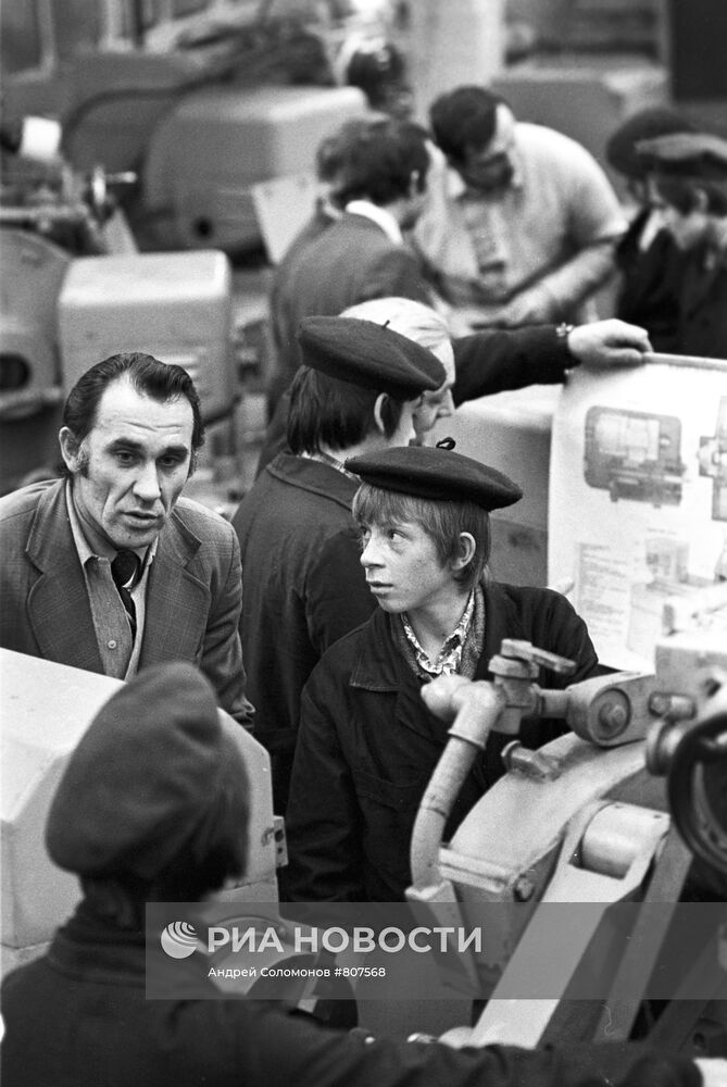 Алексей Гаркушенко с выпускниками заводского училища
