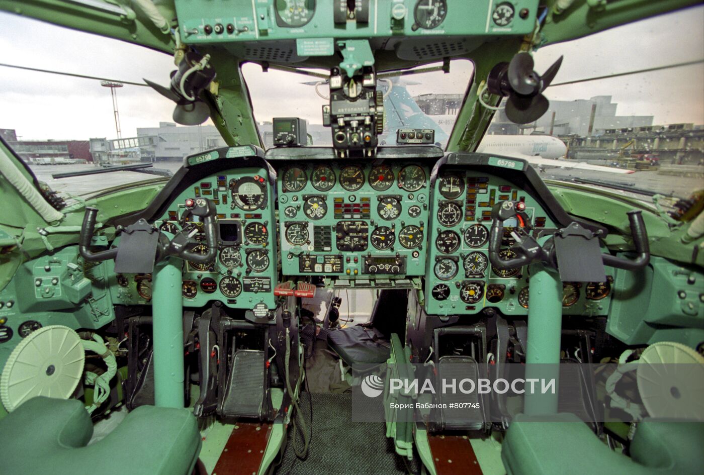 В кабине пилота самолета ТУ-134