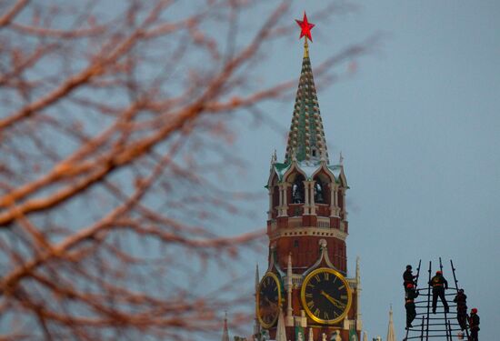 Установка новогодней елки на Красной площади