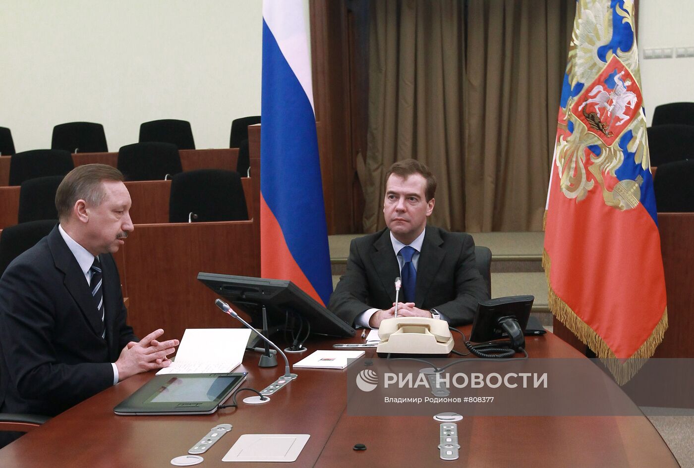 Д.Медведев пообщался с гражданами в своей приемной