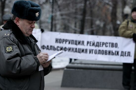 Пикет в защиту прав жителей Кубани на Чистых прудах в Москве