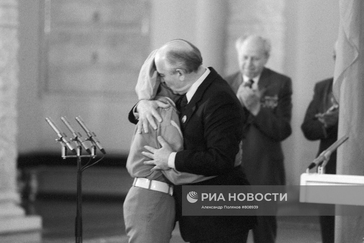 Президент СССР М. С. Горбачев и юнармеец Зафар Турсунов