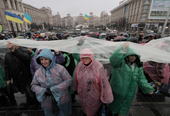 Участники акции протестуют на Майдане Независимости в Киеве