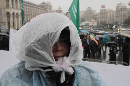 Участница акции протестует на Майдане Независимости в Киеве