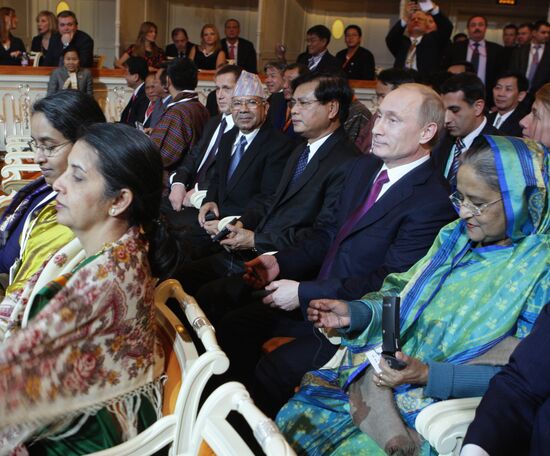 Владимир Путин на концерте, посвященном Международному форуму