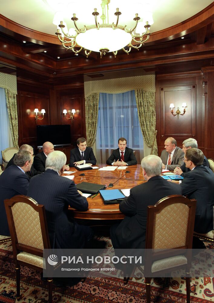 Д.Медведев провел встречу с лидерами парламентских партий РФ