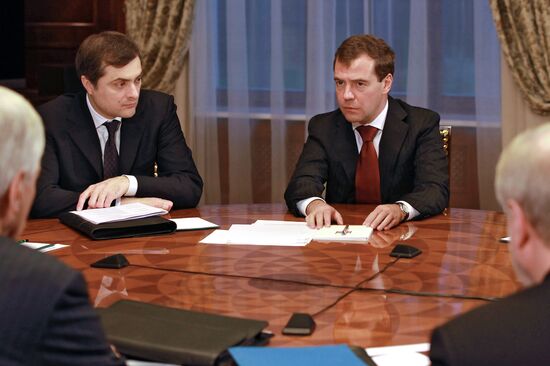 Д.Медведев провел встречу с лидерами парламентских партий РФ